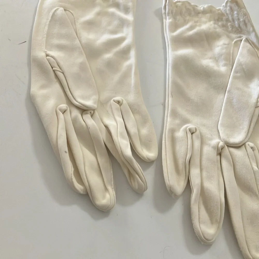 FINAL MARKDOWN Ladies vintage gloves